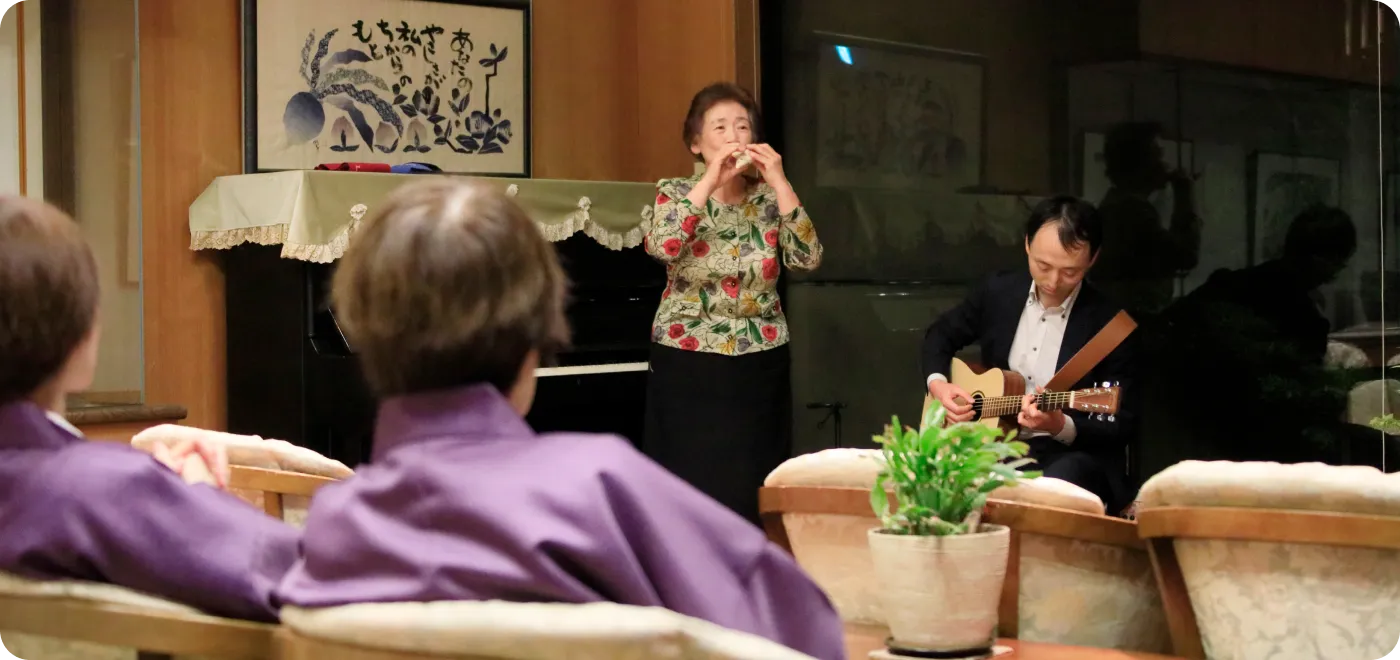 演奏するスタッフ