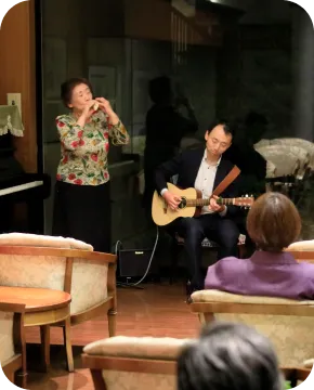 演奏するスタッフ