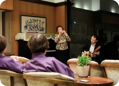 演奏するスタッフ