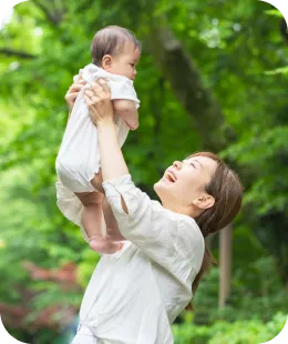 赤ちゃんを抱っこする親