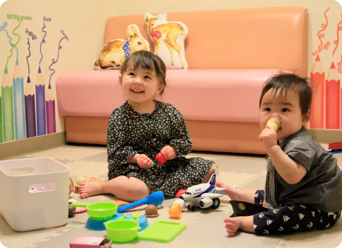 キッズスペースで遊ぶ子供