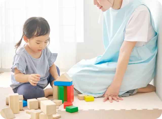 おもちゃで遊ぶ子供