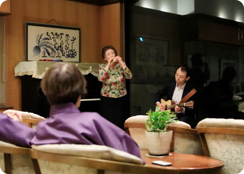 customers pouring hot water